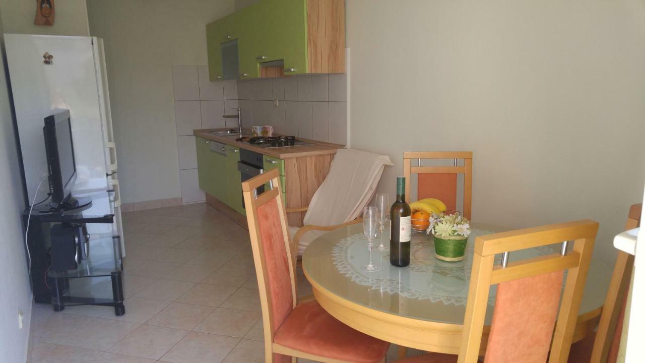 Two Bedroom Apartment Near Beach And Center Split Exterior photo